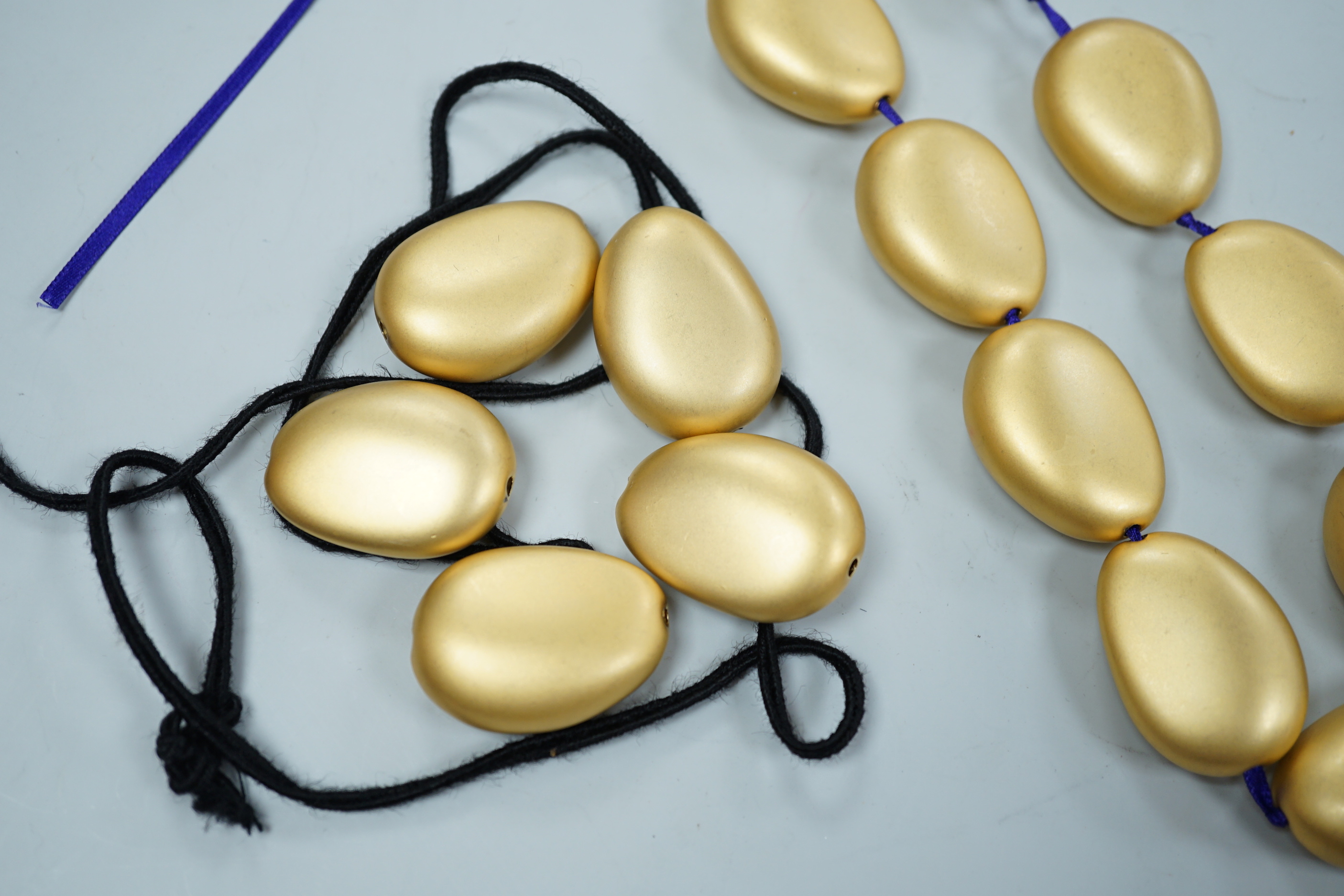 A gold coloured 'pebble' costume necklace (a.f.)